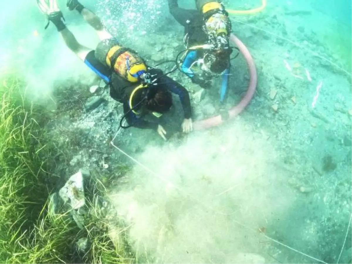 Su altı kazı çalışmalarında Roma dönemine ait toprak kandil bulundu