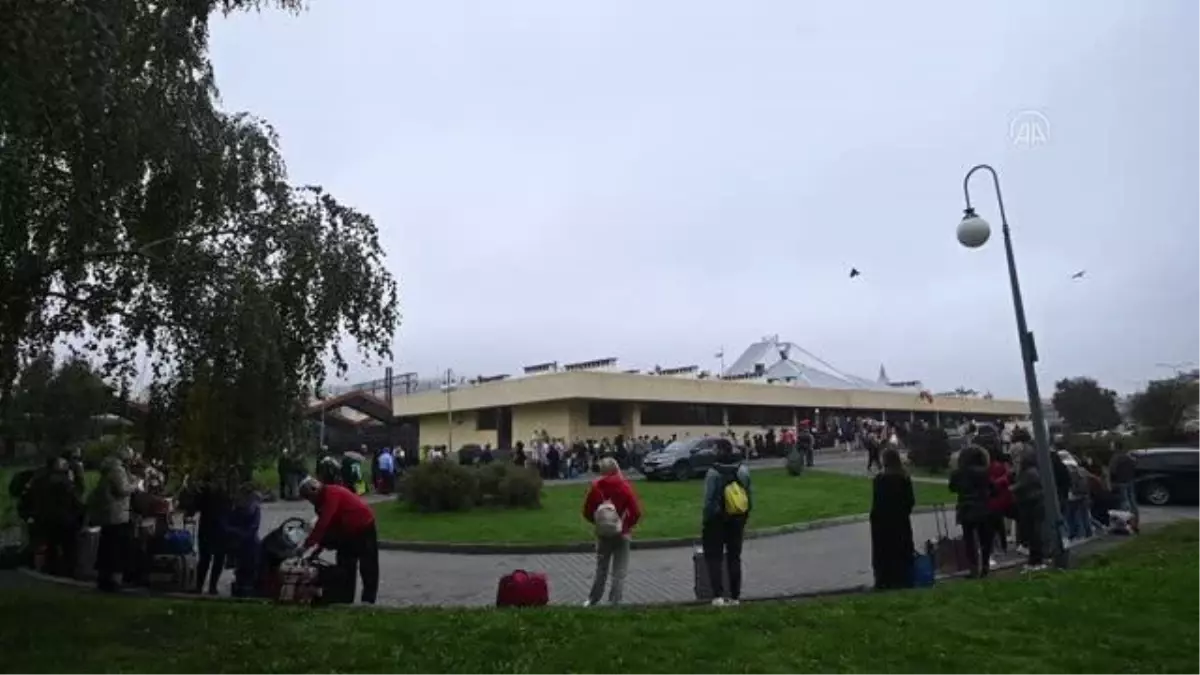 Ukrayna'daki bölgelerin ilhakının ardından Polonya tren garında hareketlilik devam etti