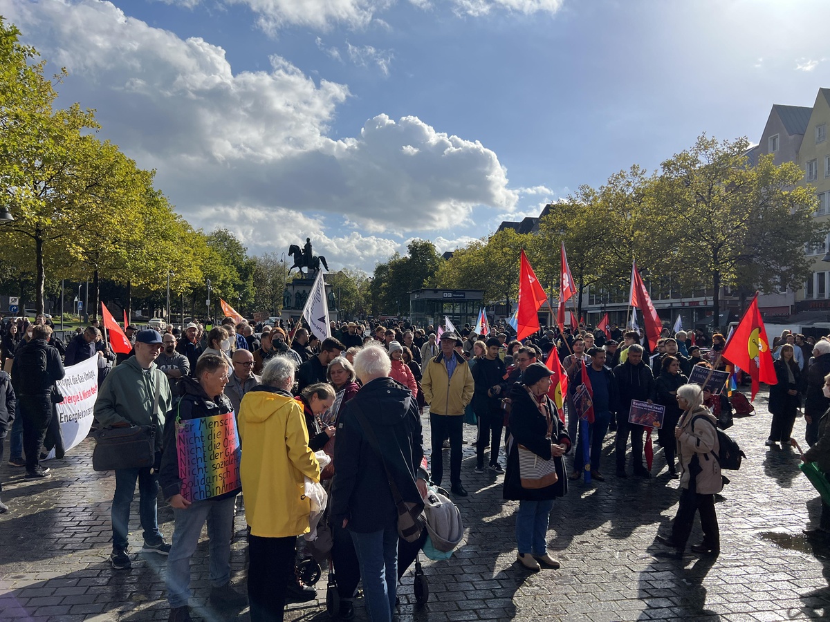 Almanya\'daki artan fiyatlar ve hayat pahalılığı Köln\'de protesto edildi