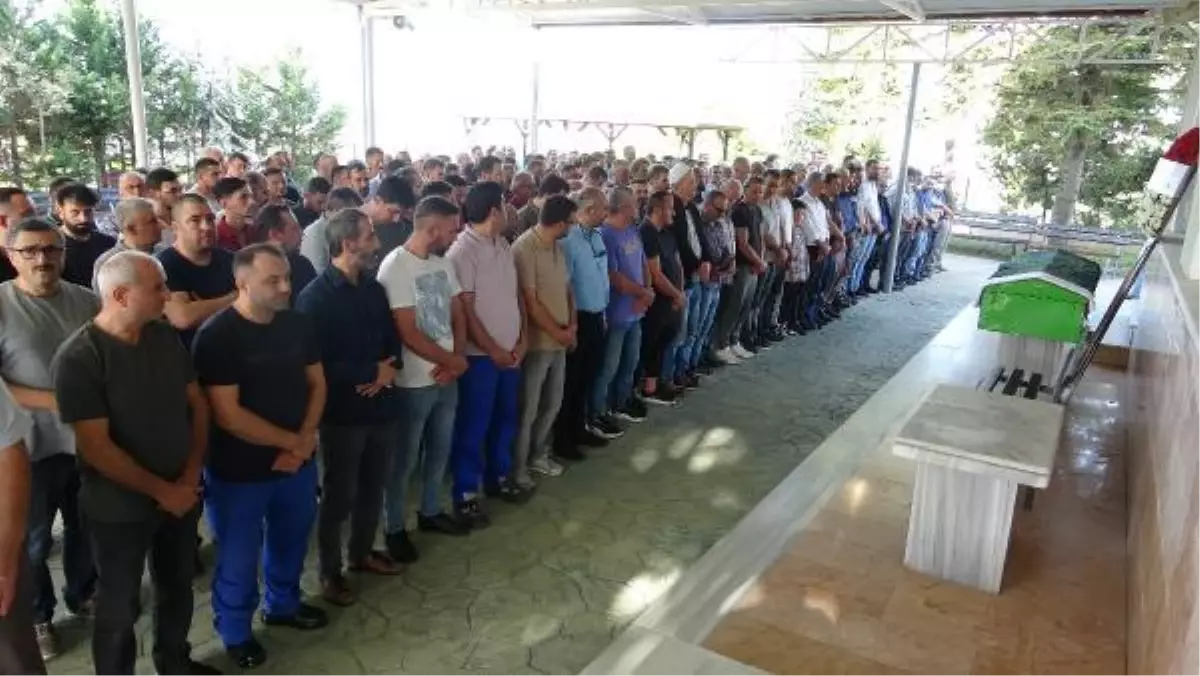 Aracıyla otobüse ve durakta bekleyenlere çarpan Eray, toprağa verildi