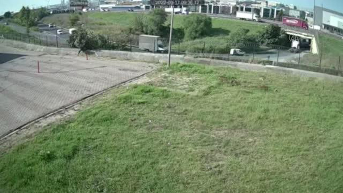 Esenyurt\'ta bir kişi ağaçtan düşerek yaralanmasına neden olan kamyonet sürücüsünü arıyor