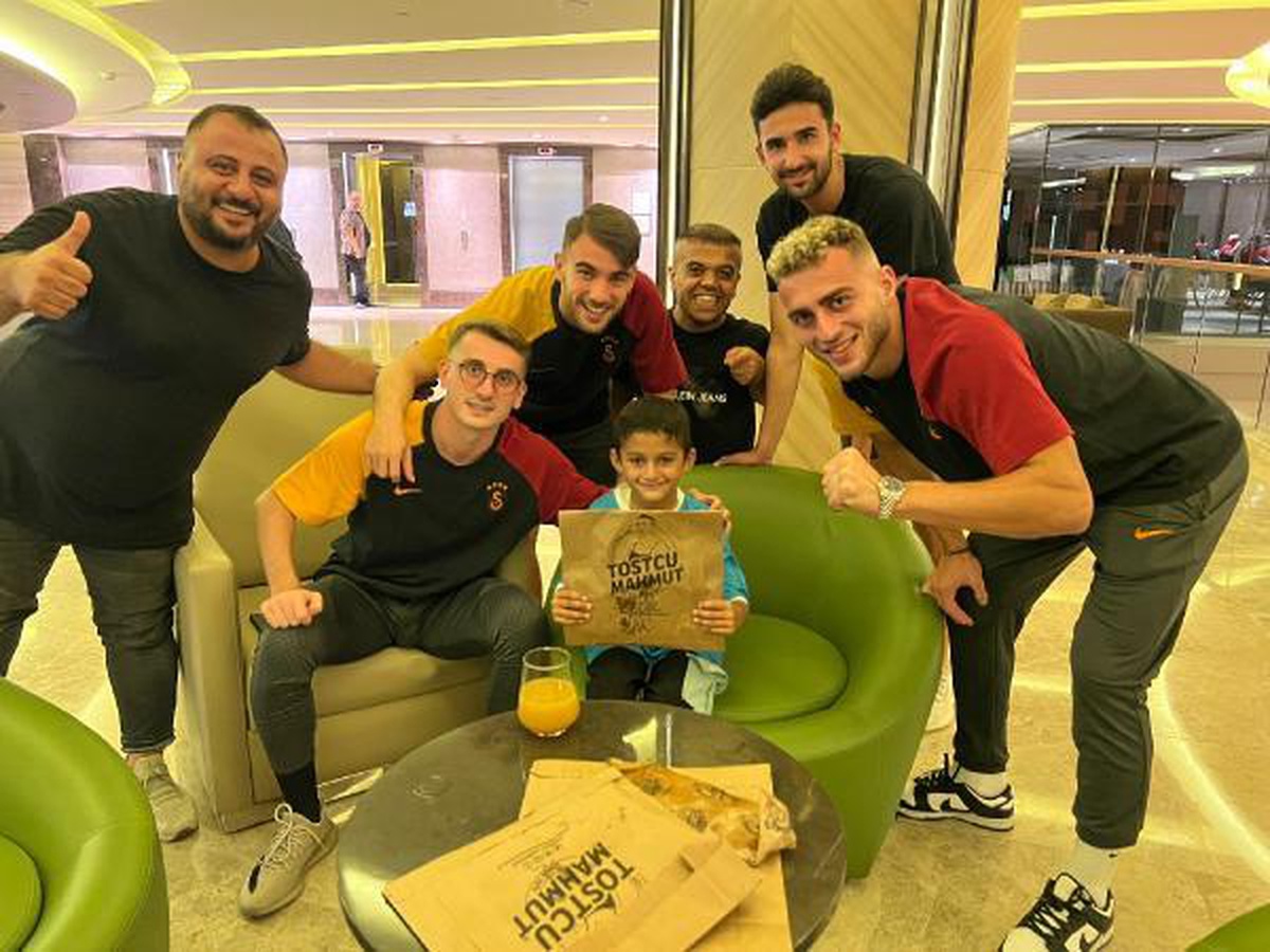 Adana spor haberleri... Galatasaraylı oyunculara \'Adana tostu\' ikram edildi