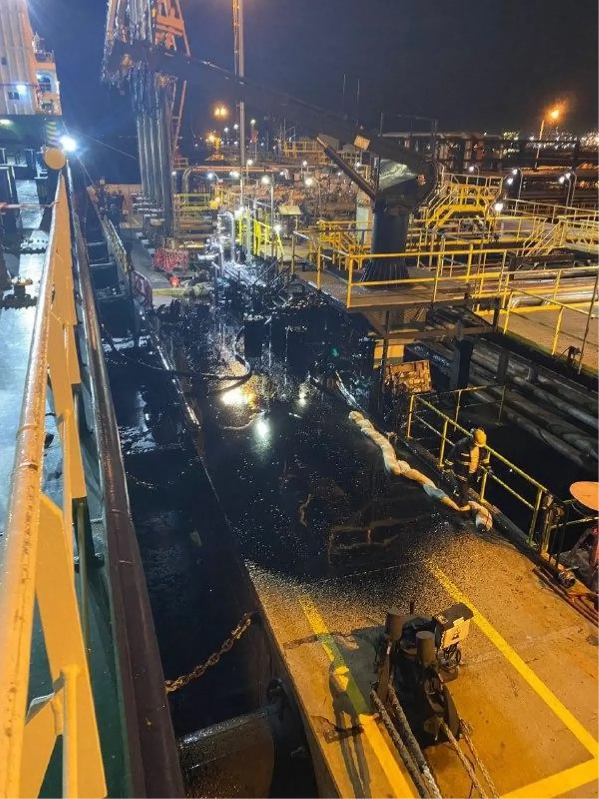 Gemiye asfalt yüklemesinde hortum koptu, denizde kirlilik oluştu