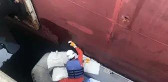 Gemiye asfalt yüklemesinde hortum koptu, denizde kirlilik oluştu (2)