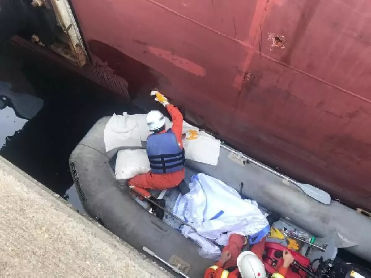 Gemiye asfalt yüklemesinde hortum koptu, denizde kirlilik oluştu (2)