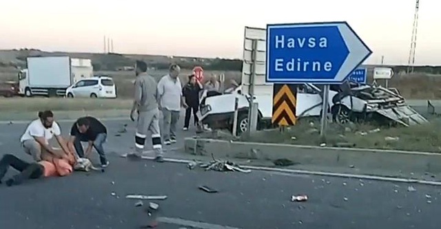 İki aracın çarpıştığı kazada otomobil ikiye bölündü İki aracın çarpıştığı kazada otomobil ikiye bölündü