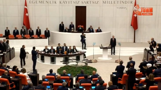 İttifak ortakları İYİ Parti ve CHP, Cumhurbaşkanı Erdoğan'ın salona girişi sırasında ters düştü İttifak ortakları İYİ Parti ve CHP, Cumhurbaşkanı Erdoğan'ın salona girişi sırasında ters düştü