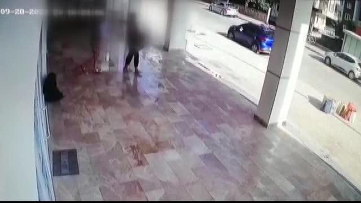 Antalya\'da kadının eşi tarafından tüfekle kovalandığı anlar güvenlik kamerasına yansıdı