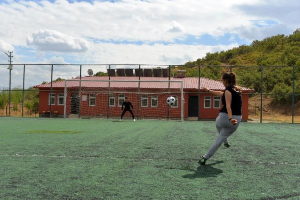 SPOR Köyde erkeklerle futbol oynarken keşfedilen Rümeysa\'nın hedefi Fenerbahçe