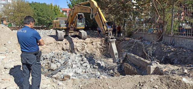 'Okul temeline altın gömüldü' iddiası yetkilileri alarma geçirdi! Kazı çalışmasına polis de katıldı 'Okul temeline altın gömüldü' iddiası yetkilileri alarma geçirdi! Kazı çalışmasına polis de katıldı
