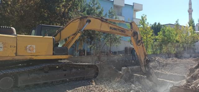'Okul temeline altın gömüldü' iddiası yetkilileri alarma geçirdi! Kazı çalışmasına polis de katıldı 'Okul temeline altın gömüldü' iddiası yetkilileri alarma geçirdi! Kazı çalışmasına polis de katıldı