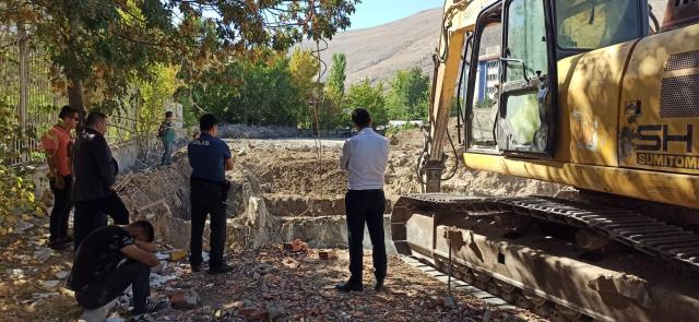 'Okul temeline altın gömüldü' iddiası yetkilileri alarma geçirdi! Kazı çalışmasına polis de katıldı 'Okul temeline altın gömüldü' iddiası yetkilileri alarma geçirdi! Kazı çalışmasına polis de katıldı