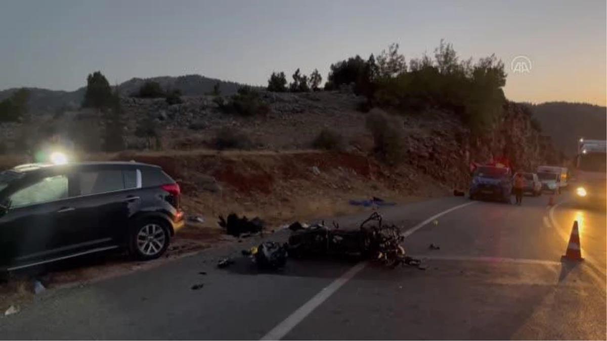 Antalya\'da otomobille çarpışan motosikletin sürücüsü yaşamını yitirdi