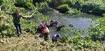 Sakarya'da dereye devrilen traktörün altında kalan sürücü öldü