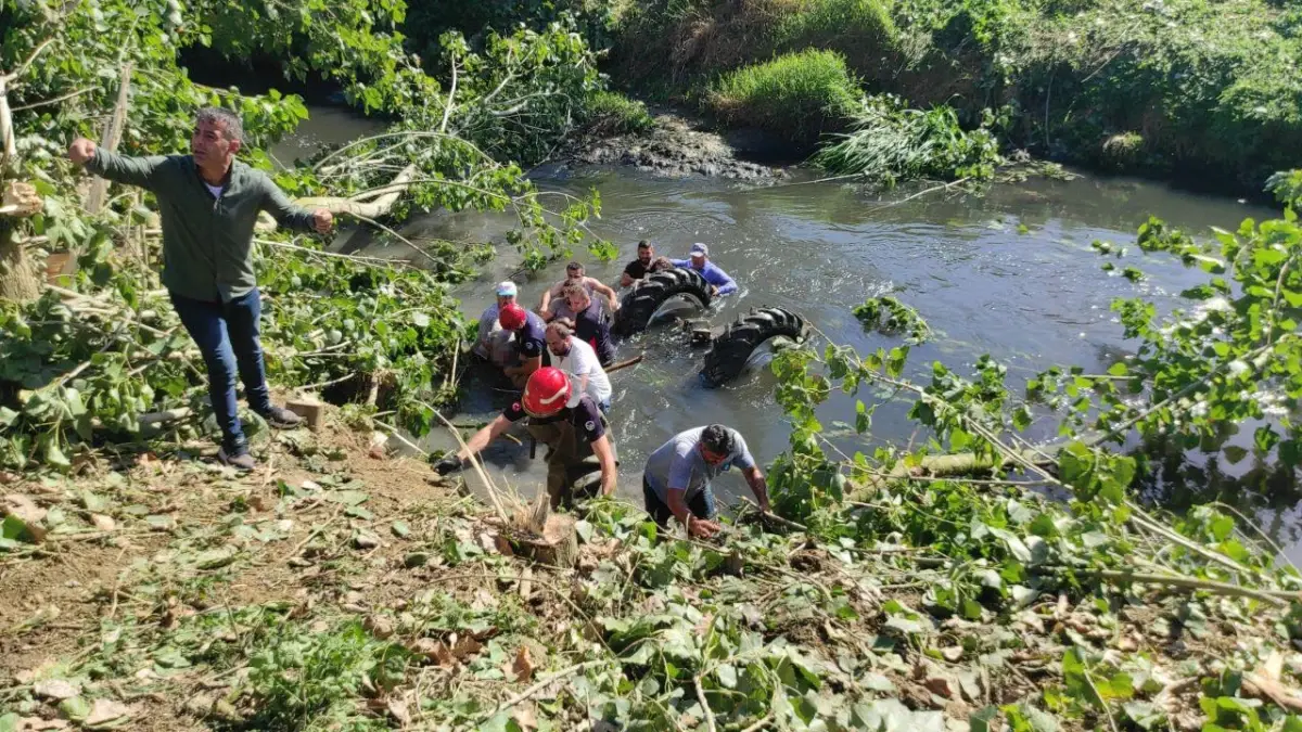 Sakarya\'da dereye devrilen traktörün altında kalan sürücü öldü