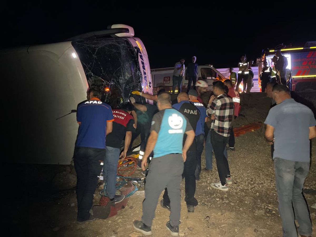 Şanlıurfa\'da yolcu otobüsünün devrilmesi sonucu 10 kişi yaralandı