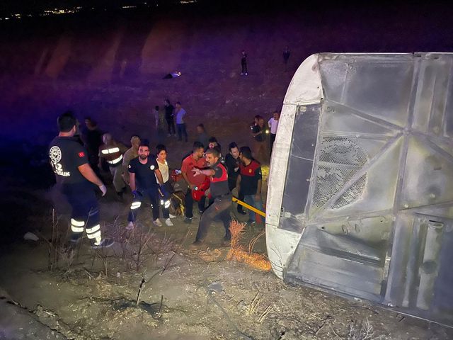 Şanlıurfa'da yolcu otobüsüyle kamyonet şarampole devrildi: 25 yaralı Şanlıurfa'da yolcu otobüsüyle kamyonet şarampole devrildi: 25 yaralı
