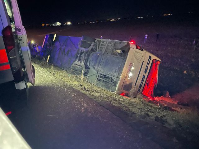 Şanlıurfa'da yolcu otobüsüyle kamyonet şarampole devrildi: 25 yaralı Şanlıurfa'da yolcu otobüsüyle kamyonet şarampole devrildi: 25 yaralı