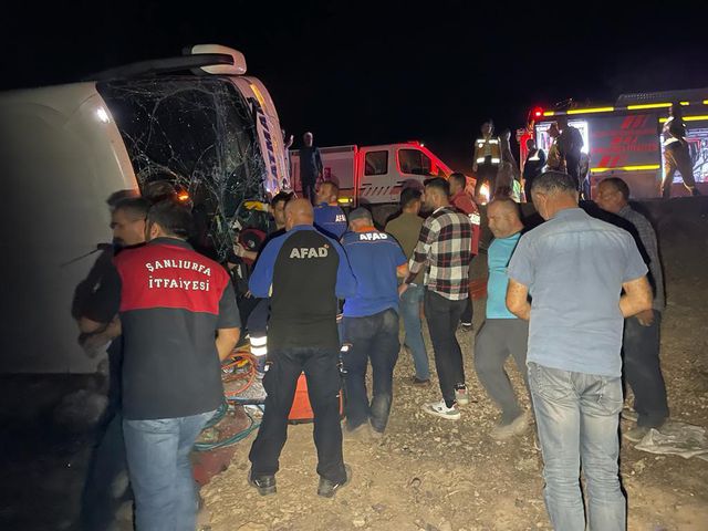 Şanlıurfa'da yolcu otobüsüyle kamyonet şarampole devrildi: 25 yaralı Şanlıurfa'da yolcu otobüsüyle kamyonet şarampole devrildi: 25 yaralı
