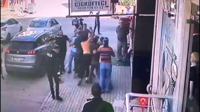 Sinyal verme kavgasında onlarca kişi birbirine girdi: O anlar kamerada Sinyal verme kavgasında onlarca kişi birbirine girdi: O anlar kamerada