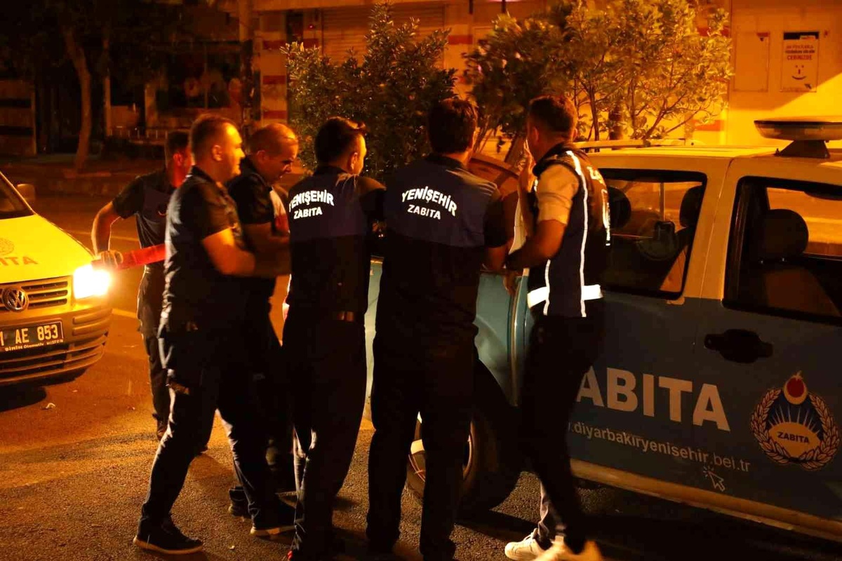 Yenişehir Belediyesinden kaldırım işgallerine yönelik gece denetimi