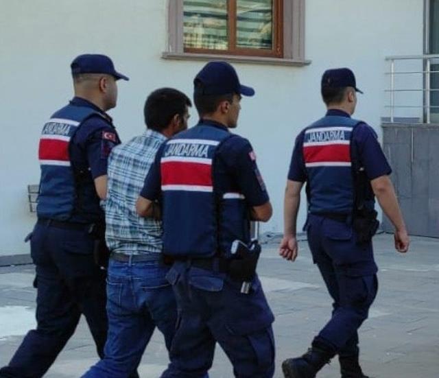 Anne ile oğlunu öldürüp, 3 kişiyi yaralayan saldırgan akraba çıktı Anne ile oğlunu öldürüp, 3 kişiyi yaralayan saldırgan akraba çıktı