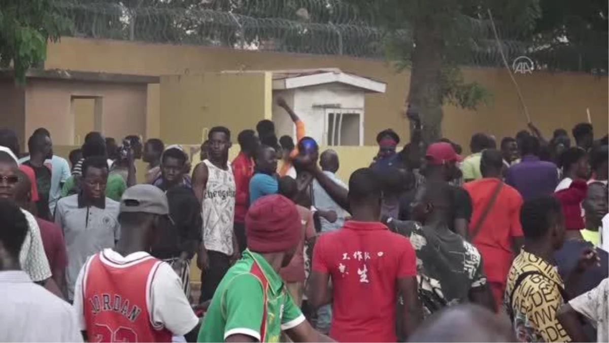 Burkina Faso\'da darbe yanlısı göstericiler, Fransız Büyükelçiliğine saldırdı