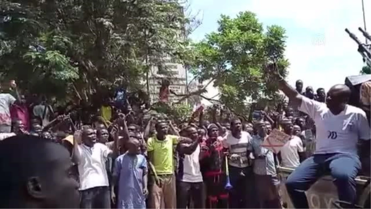 Burkina Faso\'da yönetime el koyduğunu duyuran Traore\'nin destekçilerinin sevinç gösterisi