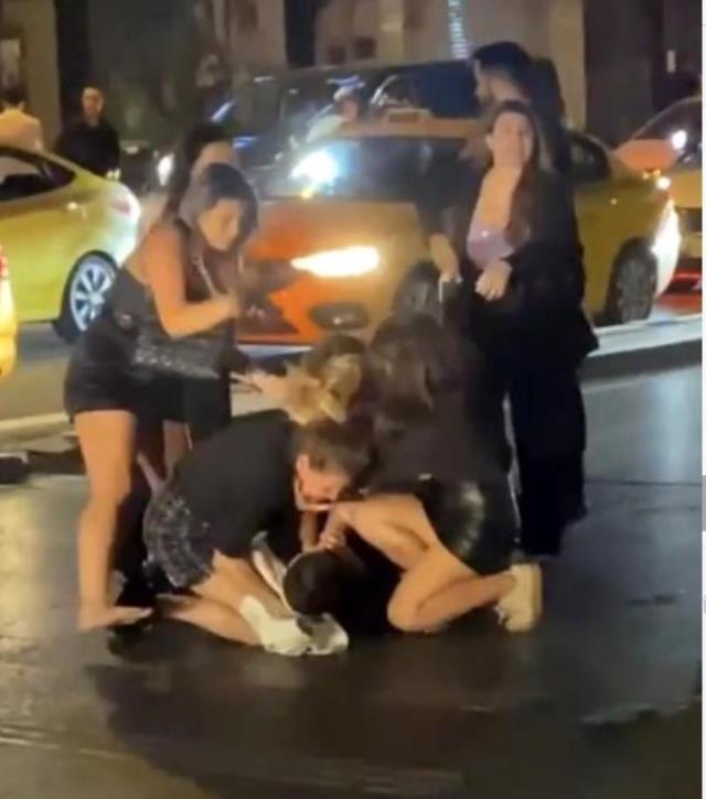İstanbul'un göbeğinde kadınların saç saça kavgası kamerada İstanbul'un göbeğinde kadınların saç saça kavgası kamerada