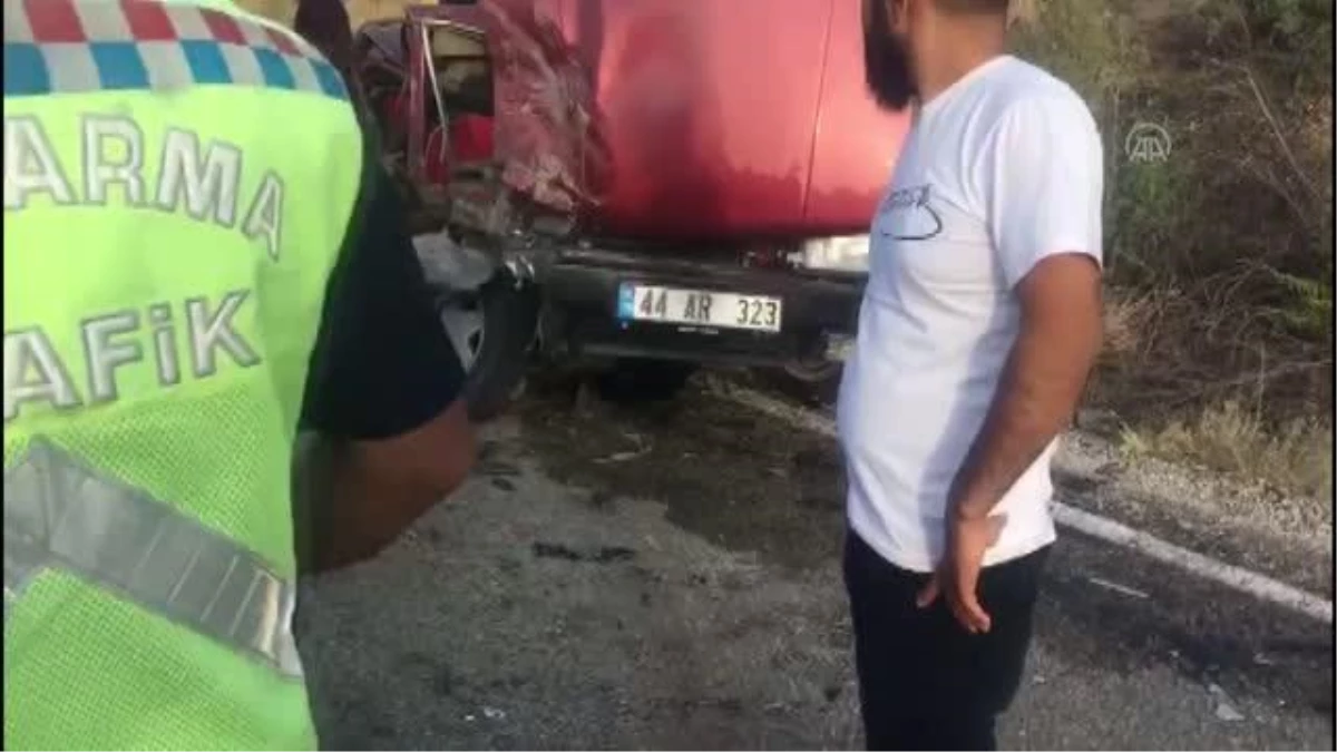 Malatya\'da kamyonetle otomobilin çarpışması sonucu 1 kişi öldü, 4 kişi yaralandı