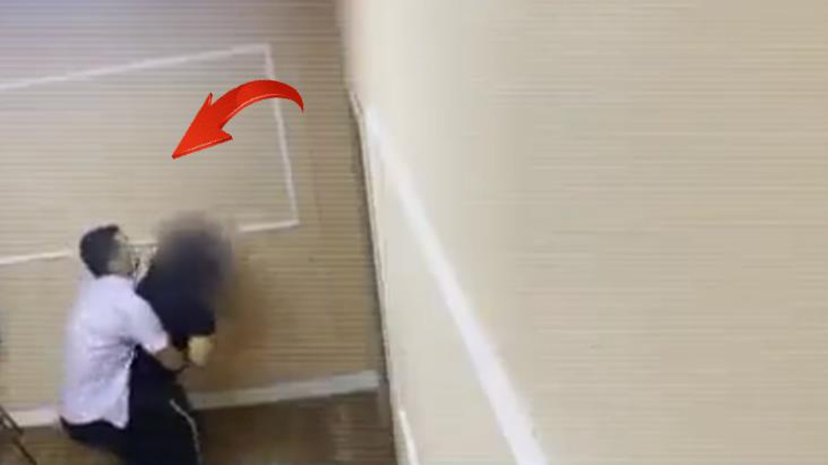 Karısı ve kuryenin içinde bulunduğu durum kocayı şaşkına çevirdi!