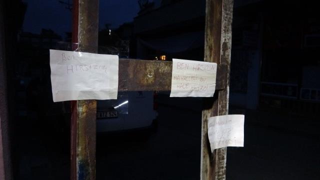 Mahalleli yakaladığı hırsızı dövüp elektrik direğine zincirledi! Bir de üzerine not bıraktılar Mahalleli yakaladığı hırsızı dövüp elektrik direğine zincirledi! Bir de üzerine not bıraktılar