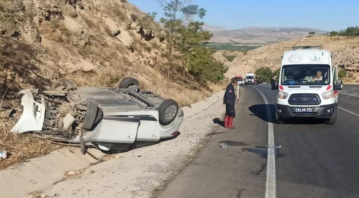 Malatya\'da iki otomobilin çarpıştığı kazada 3 kişi yaralandı
