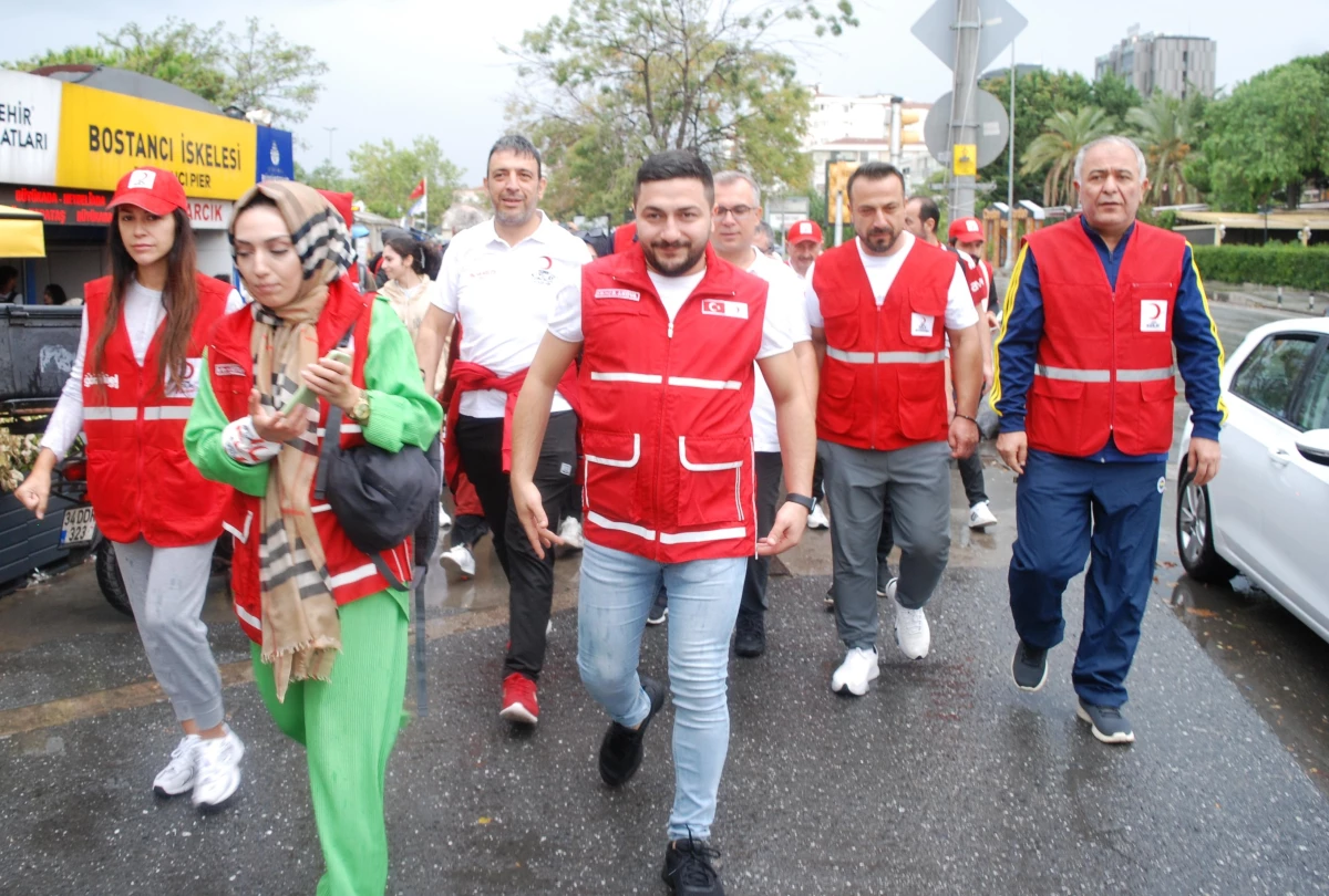 Sağlıklı yaşama dikkati çekmek için Kadıköy\'den Maltepe\'ye yürüdüler
