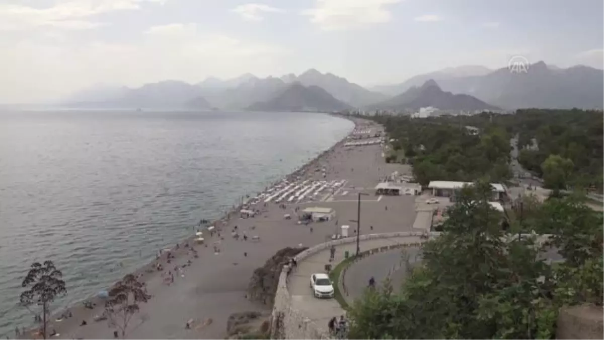 Antalya\'da sıcak hava, kent sakinleri ile turistleri sahillere çekti