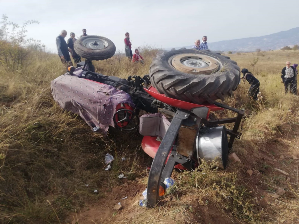 Sivas\'ta devrilen traktörün altında kalan kişi öldü, sürücü yaralandı