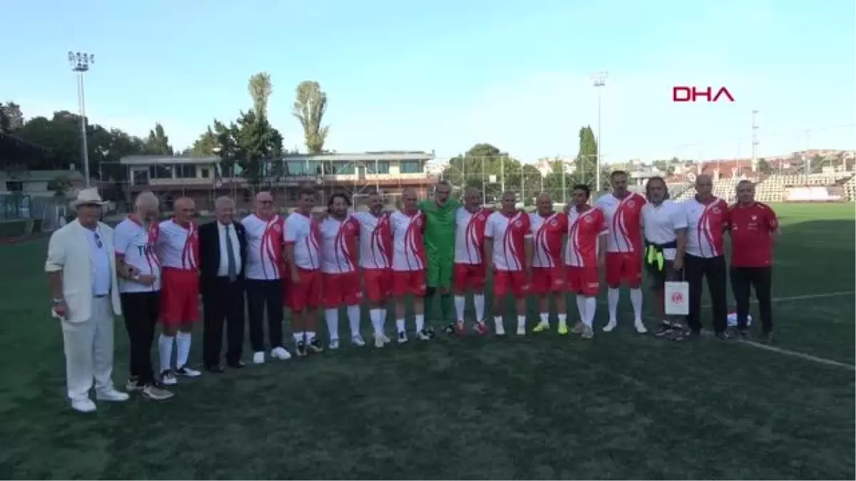 SPOR Futbolun efsane isimleri veteran maçı için sahaya çıktı