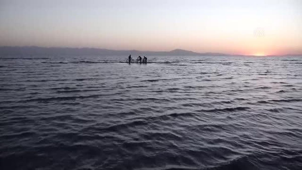 Van Gölü\'nde oluşan adacıklarda bisiklet sürerek su seviyesinin düşmesine dikkat çektiler