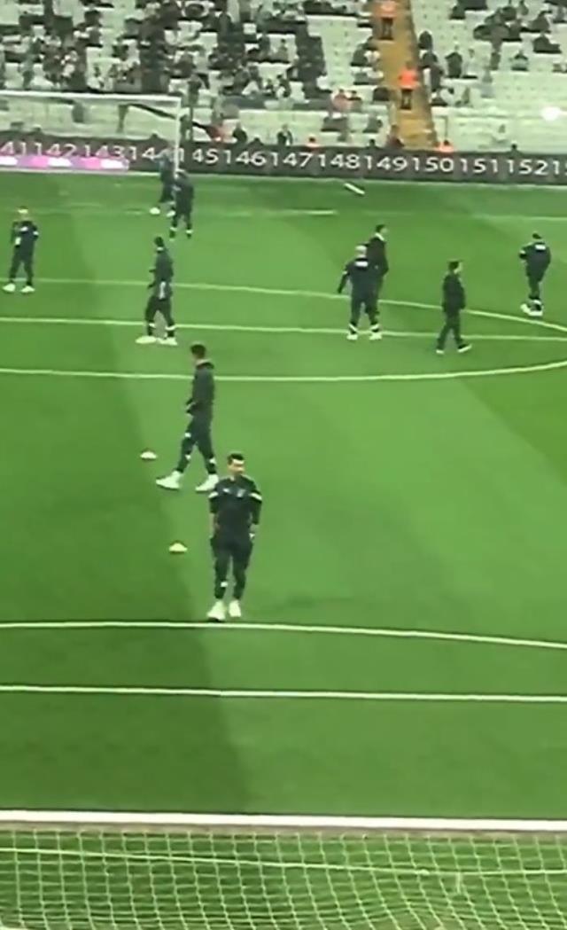 Vodafone Park'ta maç öncesi Mert Hakan'a büyük tepki Vodafone Park'ta maç öncesi Mert Hakan'a büyük tepki