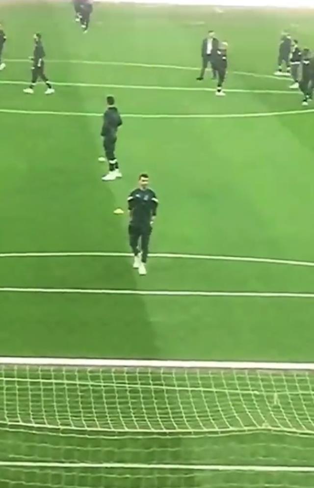 Vodafone Park'ta maç öncesi Mert Hakan'a büyük tepki Vodafone Park'ta maç öncesi Mert Hakan'a büyük tepki