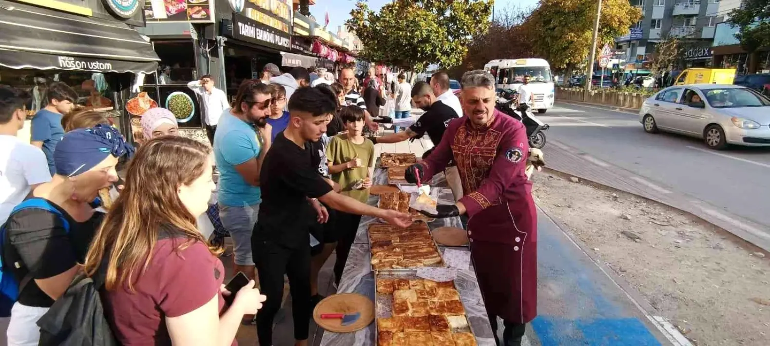 250 kiloluk 150 metre böreği üniversiteli öğrencilere ikram etti