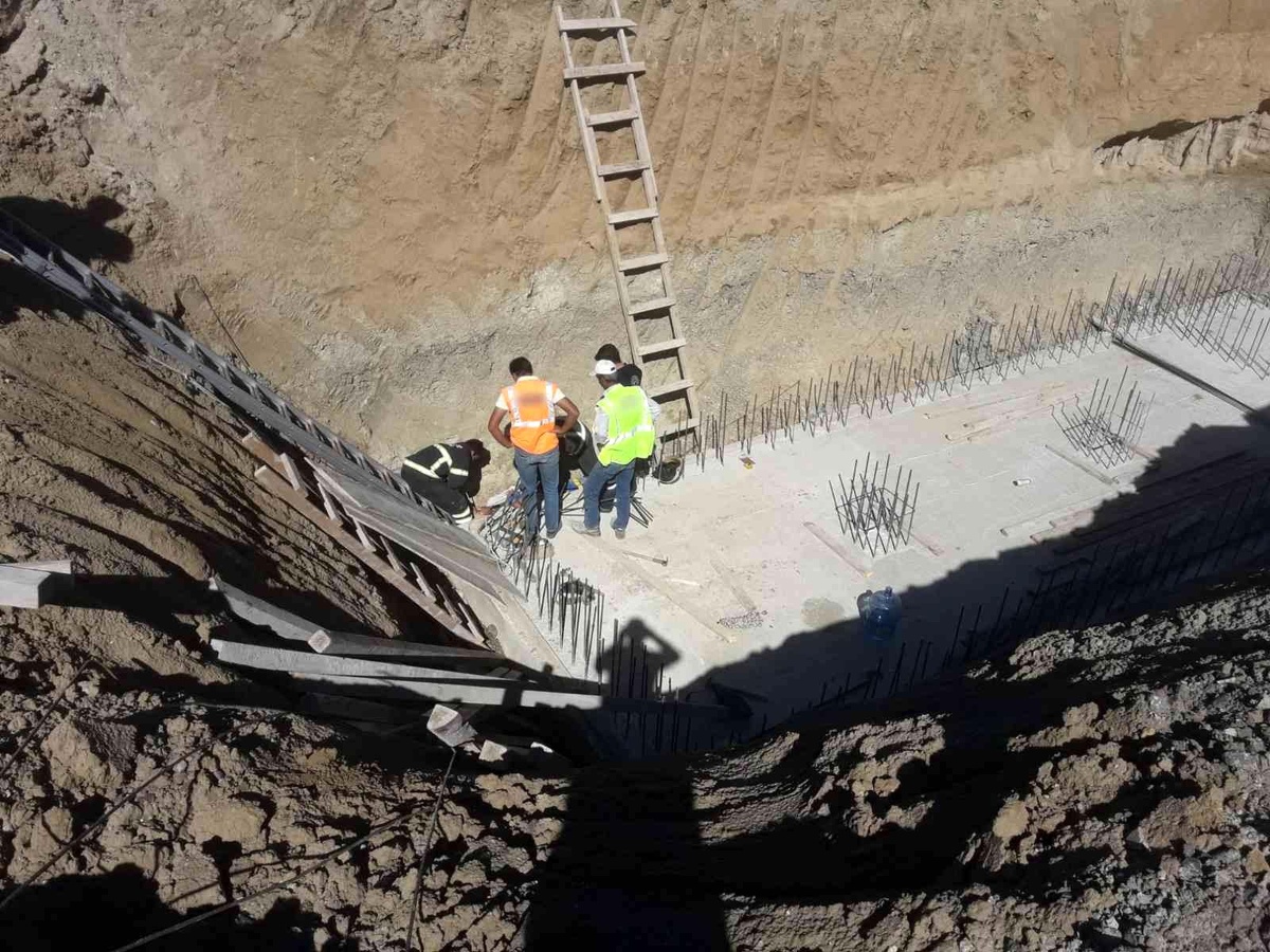 5 metre yüksekten temel çukuruna düşen işçi yaralandı