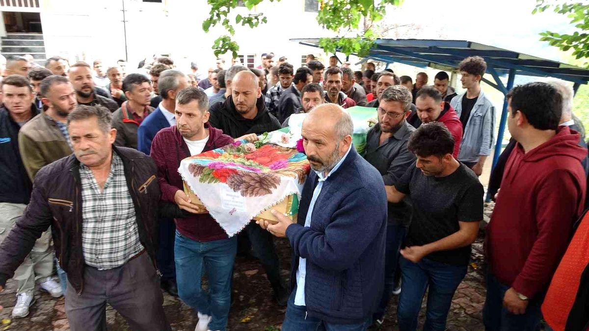 Son dakika haberleri! Ağabeyi tarafından kazara vurulan Şevval son yolculuğuna uğurlandı