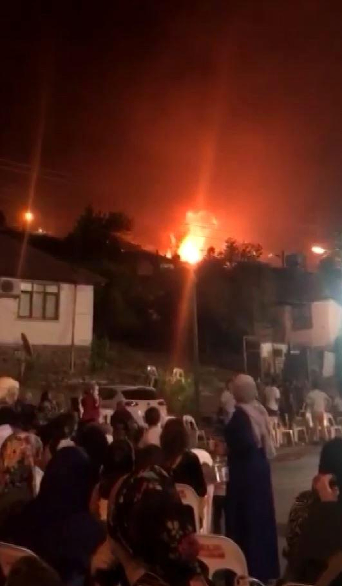 Son dakika haberi... Alev alev yanan evdeki tüp patlaması vatandaşları korkuttu