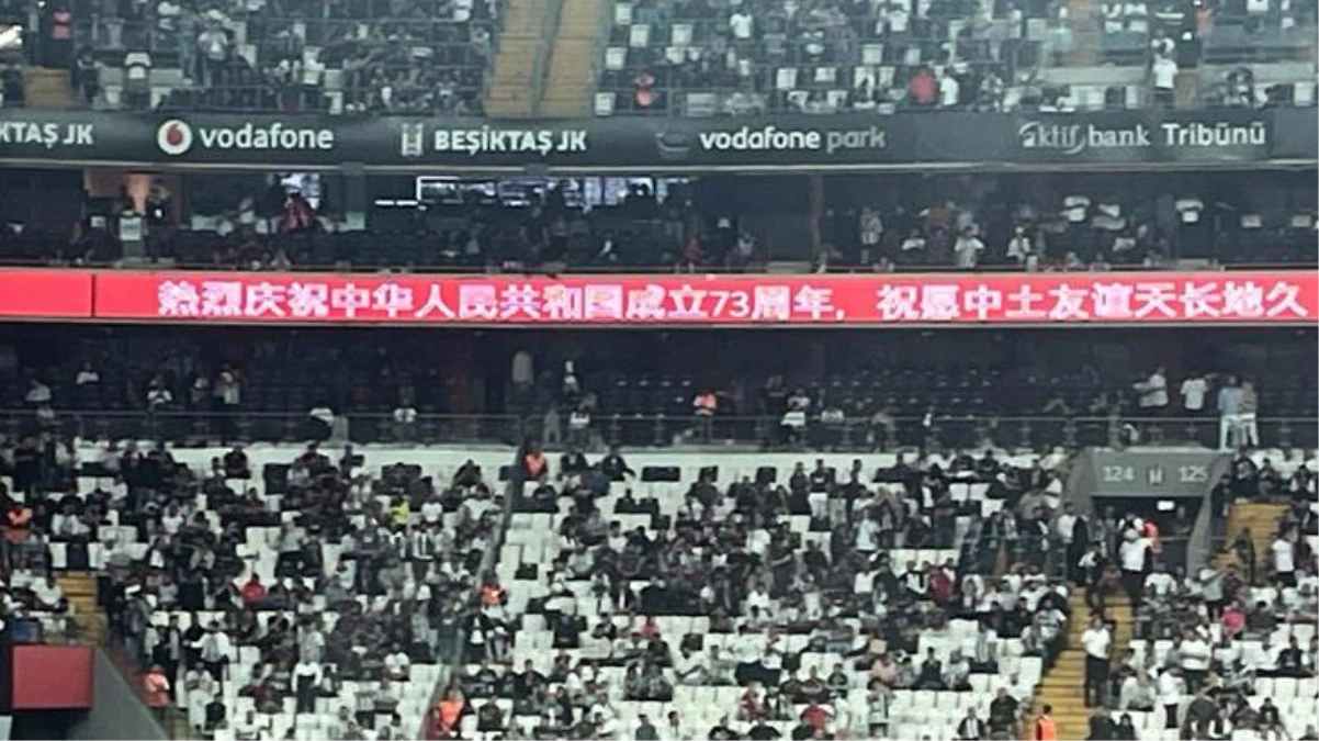 Beşiktaş-Fenerbahçe derbisinde reklam panolarına yansıtılan Çince yazıya sosyal medyada tepki yağdı