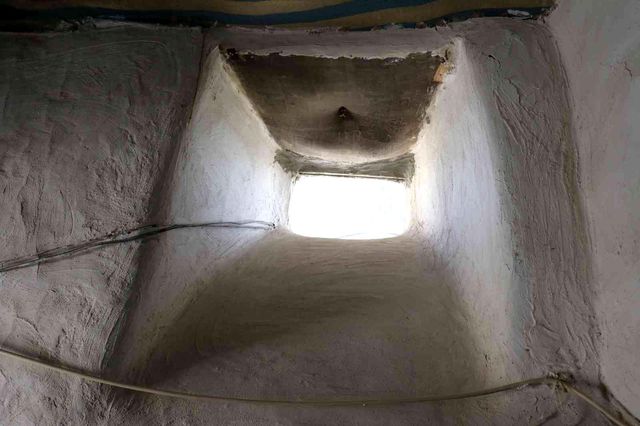 Duvar kalınlığı tamı tamına 1 metre! Bu evin pencerelerini gören bir daha bakıyor Duvar kalınlığı tamı tamına 1 metre! Bu evin pencerelerini gören bir daha bakıyor