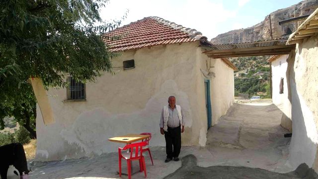Duvar kalınlığı tamı tamına 1 metre! Bu evin pencerelerini gören bir daha bakıyor Duvar kalınlığı tamı tamına 1 metre! Bu evin pencerelerini gören bir daha bakıyor