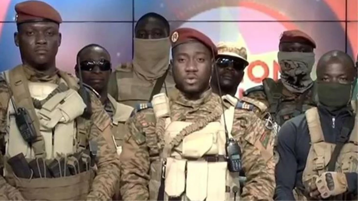 Burkina Faso\'nun devrik lideri Togo\'ya sığındı! Halk yeni lidere destek verdi