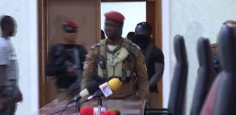 Burkina Faso'da darbeyle iktidarı ele geçiren Traore bakanlıkların temsilcileriyle toplantı yaptı
