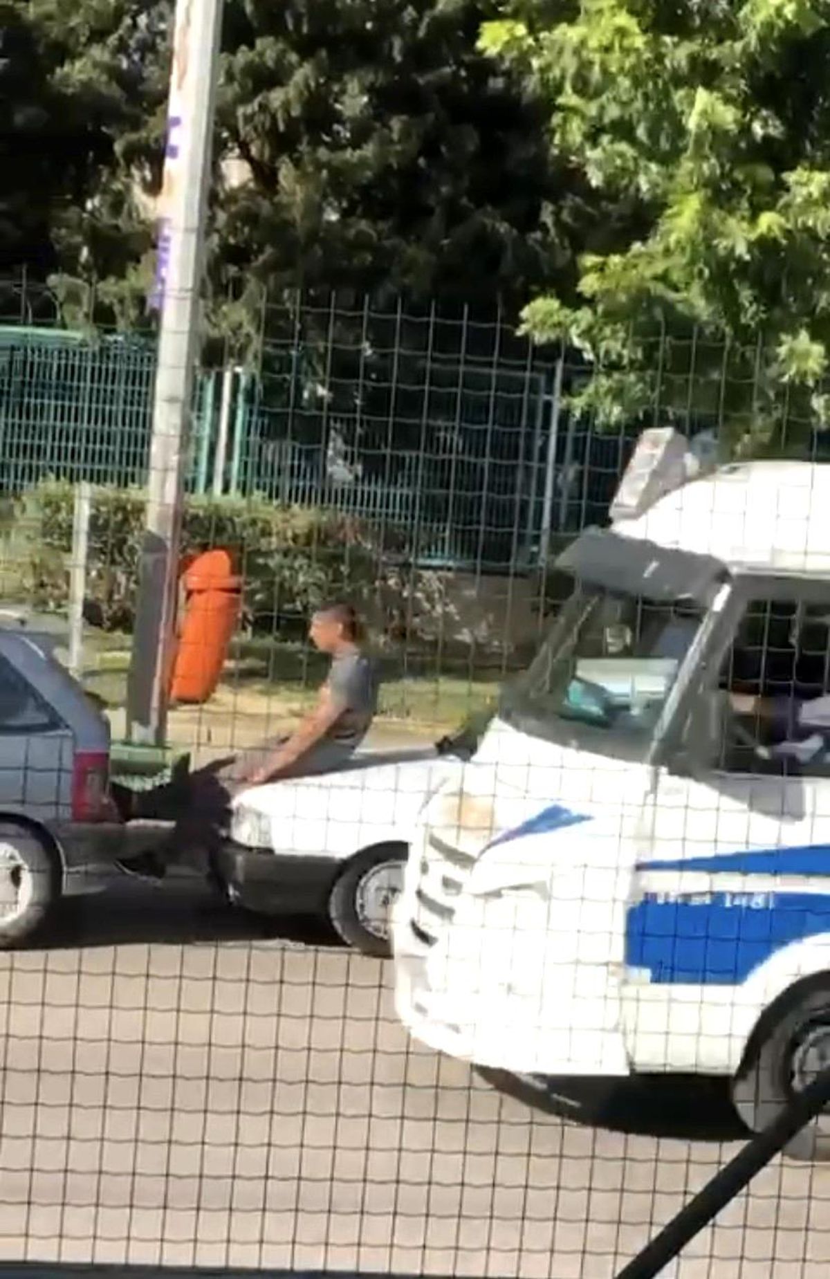 Bursa haberi | Bursa\'da arıza yapan aracı ayaklarıyla iterek götürdüler